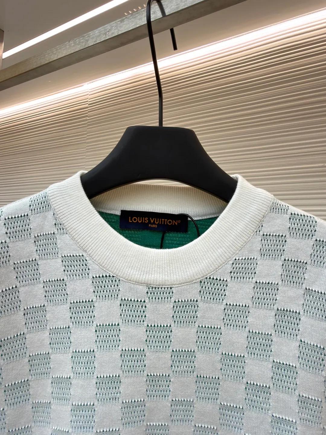 LOUIS VUITTON Checkerboard Gradient Jacquard Sweater ●Original version: Purchased and developed for 12200 ●Item number: 1681959-A85 ●Fabric: 100% cotton ●Technology: Jacquard production ●Color: Gradient color ●Version: Fitted version ●Weight: about 475 grams ●Size: S-M-L-XL ●Description: Made of 80 cotton, 20 wool blended wool. The bottom adopts multi-color inlay weaving method, and the face is imported and woven into a hollow checkerboard pattern, while showing the unique style of gradient technology. Garment washing removes wool residue, leaving the upper body softer. Signature embroidered logo at chest. This cotton long-sleeve sweater is updated with a jacquard mesh knitting technique that embodies the Damier pattern, creating a gradient effect in elegant tones, while adding a sophisticated touch with the Marque L.Vuitton Déposée embroidered patch at the rear. The overall wiring is straight and delicate, the fabric is comfortable and soft, and the color is consistent without color difference. It can be matched with the same style to create a fashionable look and control various occasions. Customized accessories, complete with three standards, same style for men and women!